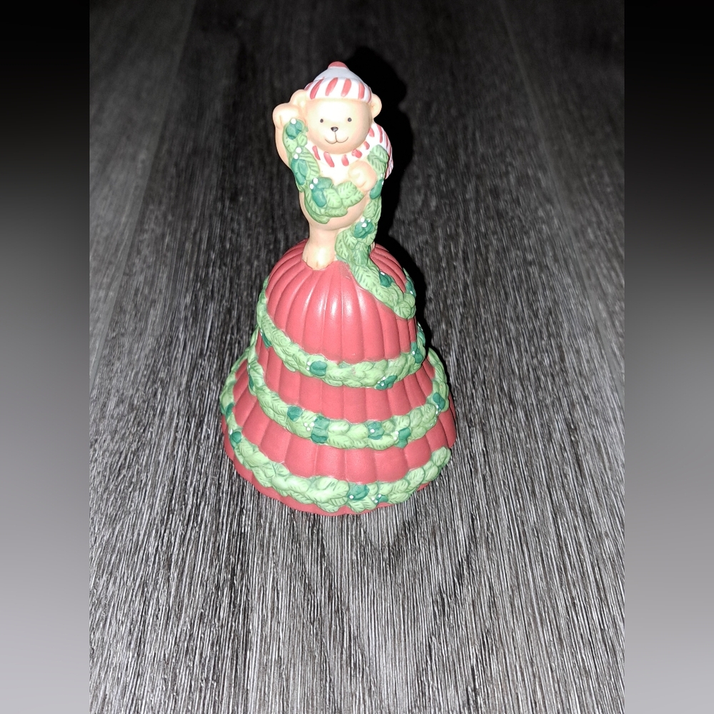 Vintage 1981 Avon Christmas bear bell 🎄